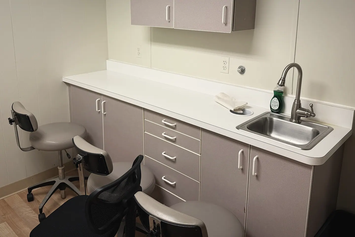 A sink, cabinets and stools in the Mercer Med Tech lab